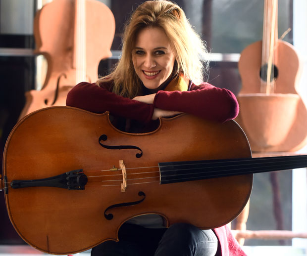 Чело у пратњи бичева и метли